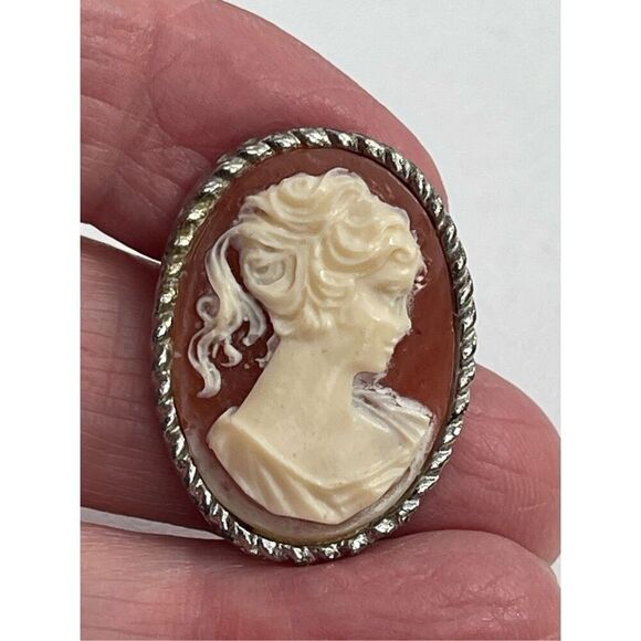 Vintage 70’s 80’s Victorian styled cameo brooch - Picture 3 of 8
